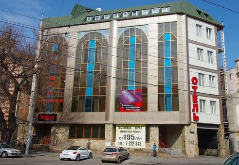 Фасад отеля Зірка